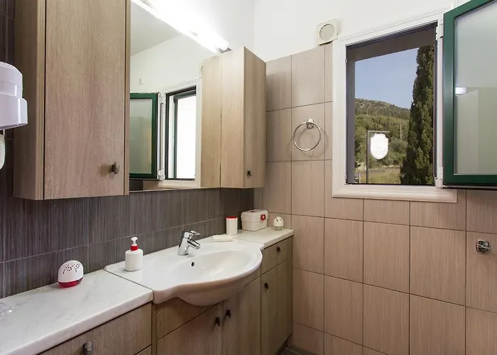 Nyaraló Vera Áyios Nikítas