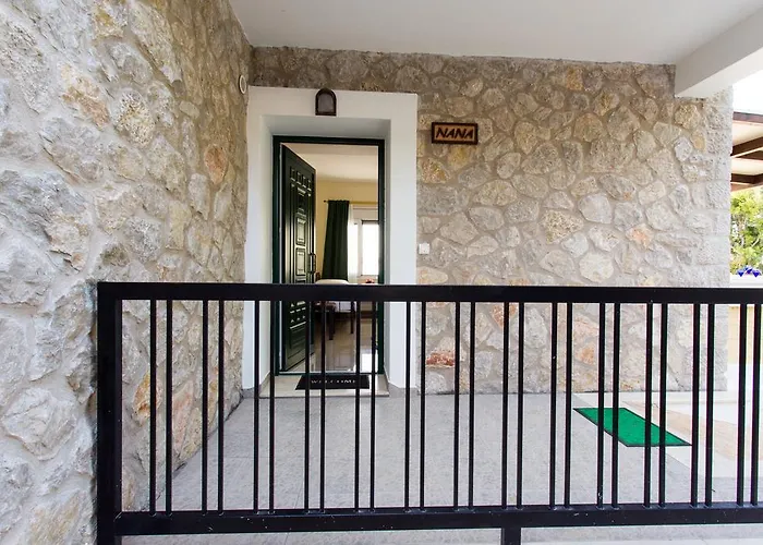 Nyaraló Vera Áyios Nikítas